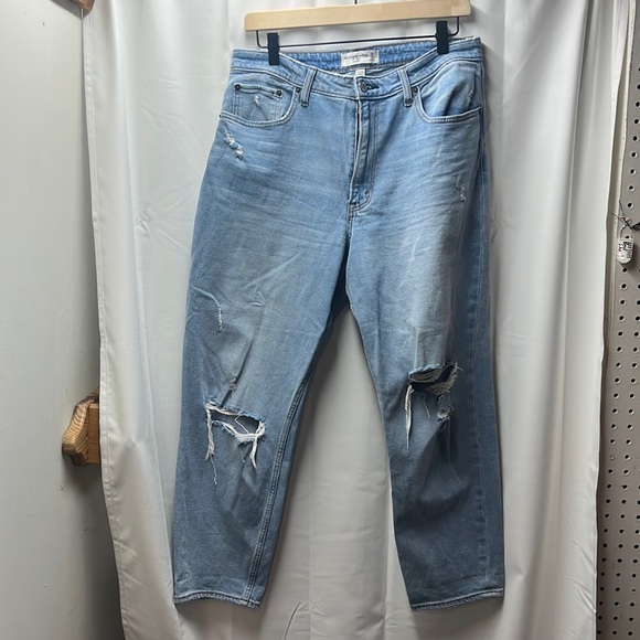 Abercrombie & Fitch Lightwash High Rise Mom Jean- 30 - Picture 2 of 6